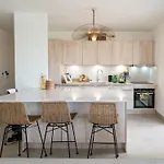 Spacious Bright Contemporary * Бордо