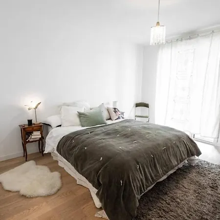 Spacious Bright Contemporary Apartment *