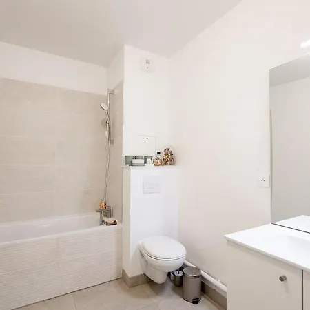 Spacious Bright Contemporary Lägenhet