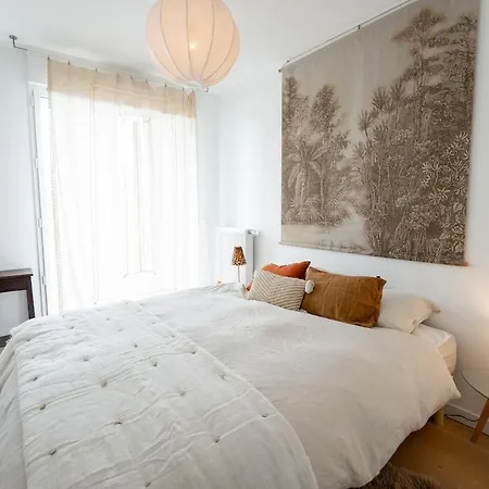 Spacious Bright Contemporary Апартаменты