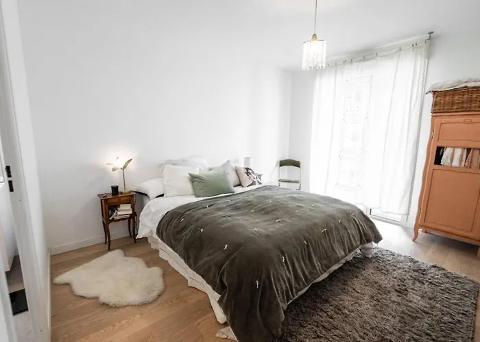 Spacious Bright Contemporary Апартаменты *