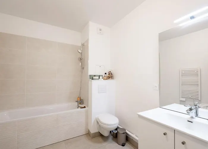 Spacious Bright Contemporary Апартаменты