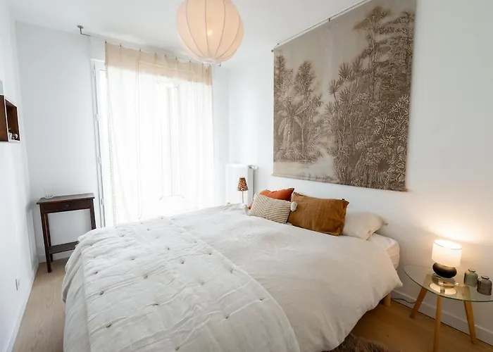 Spacious Bright Contemporary Апартаменты